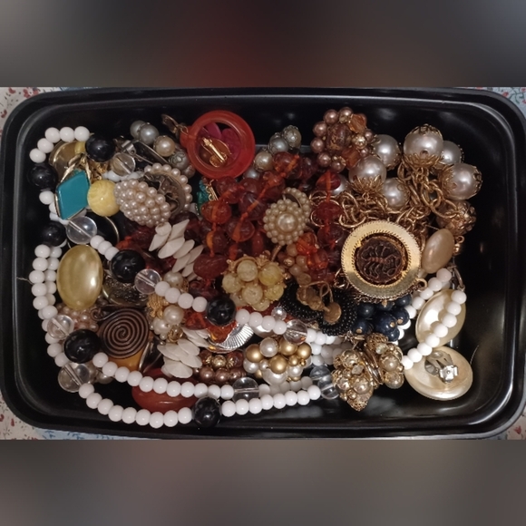 An Elegant Vintage Antique Assorted Jewelry Sets And Singles - Picture 4 of 6